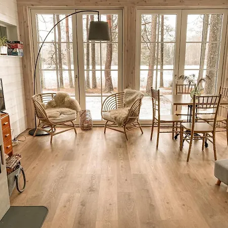 Saarjaerve Jaerve Aeaeres 28-le, 8 Magamistuba Vakantiehuis