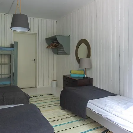 Saarjaerve Jaerve Aeaeres 28-le, 8 Magamistuba Vakantiehuis *