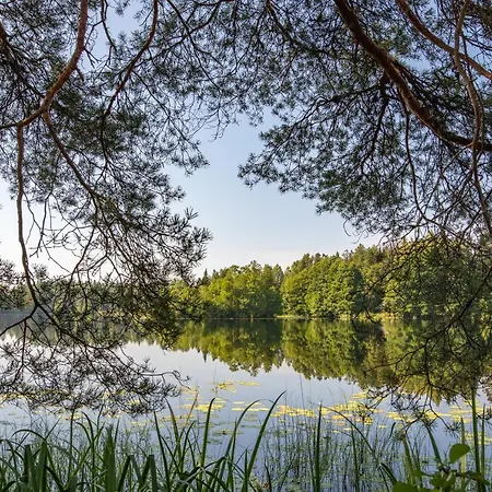 Saarjaerve Jaerve Aeaeres 28-le, 8 Magamistuba Vakantiehuis
