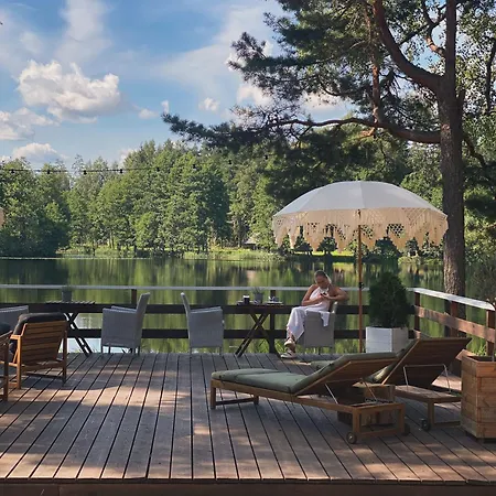 Saarjaerve Jaerve Aeaeres 28-le, 8 Magamistuba Vakantiehuis